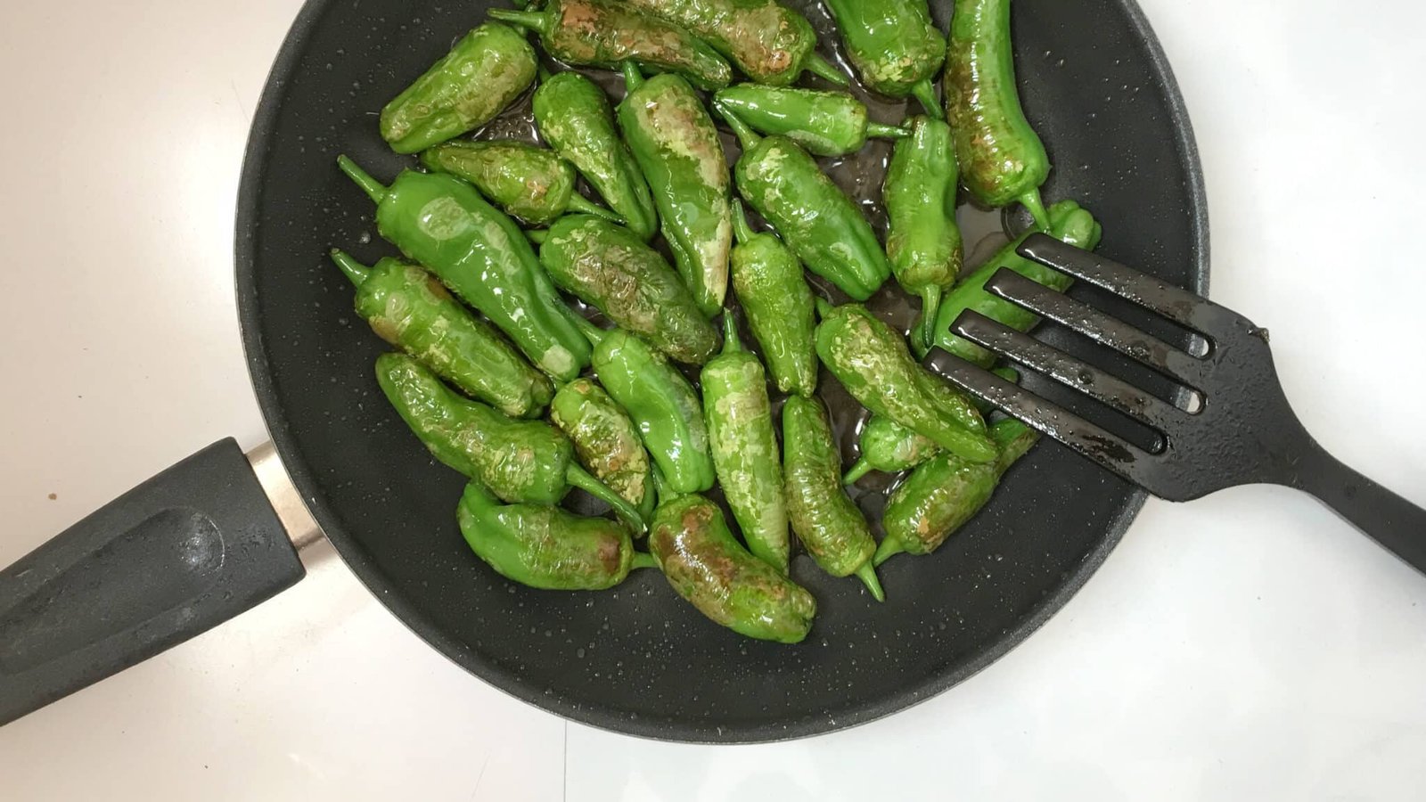 There’s no tapas dinner without a plateful of charred pimientos de Padron... These fried padron peppers are so easy to prepare! Have you tasted them before?