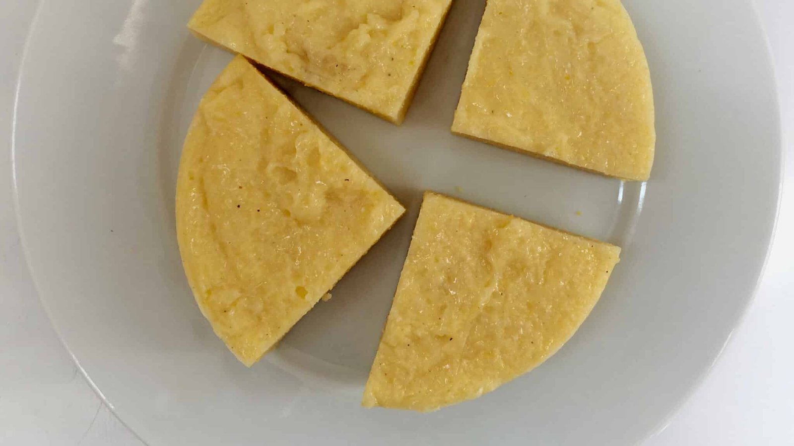 Polenta frita or crunchy fried polenta crisps: surprising finger food appetizer or creative alternative for fries... you decide!