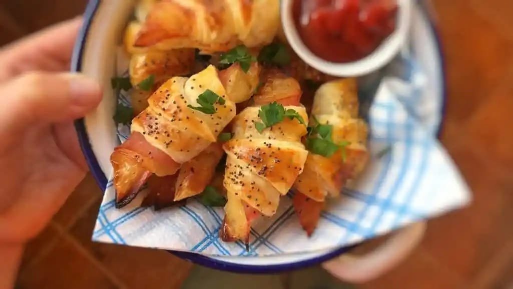 Mini ham and cheese crescents: a great Christmas bite or New Year’s Eve appetizer! Very easy to make and ready in 30 minutes!
