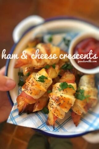 Mini ham and cheese crescents: a great Christmas bite or New Year’s Eve appetizer! Very easy to make and ready in 30 minutes!
