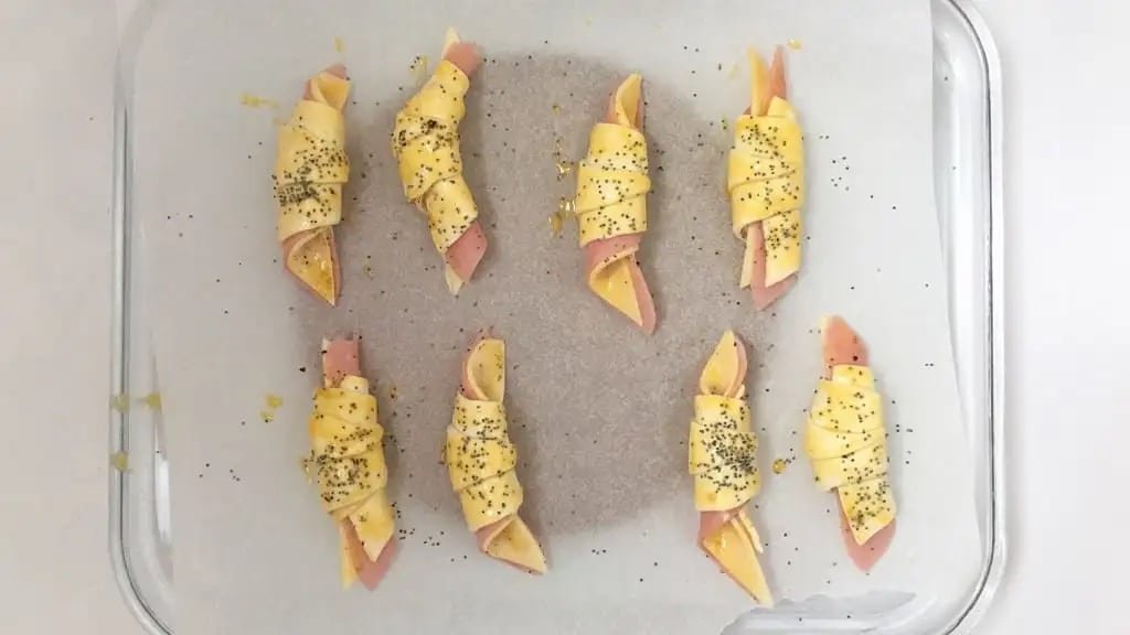 Mini ham and cheese crescents: a great Christmas bite or New Year’s Eve appetizer! Very easy to make and ready in 30 minutes!