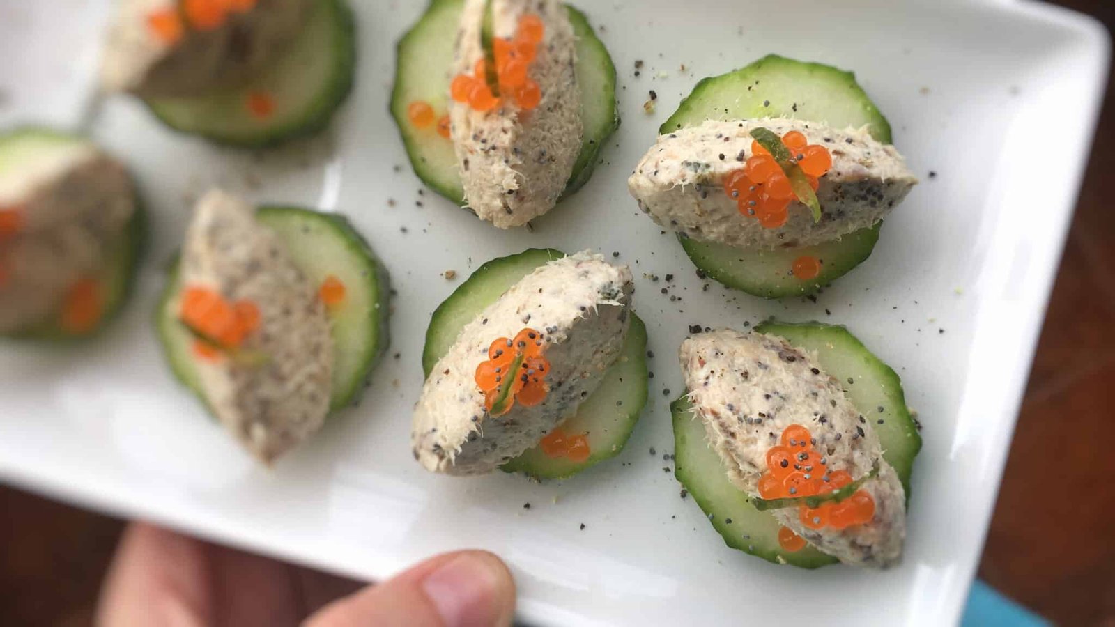 Try out these very easy mackerel rillettes with cream cheese and poppy seeds! Place little quenelles on cucumber, great finger food!