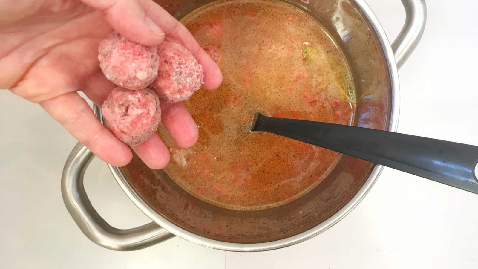 Delicious meatball soup: a quick and easy lunch soup with meatballs, pasta, carrots and fresh tomatoes! And ready in 30 minutes...