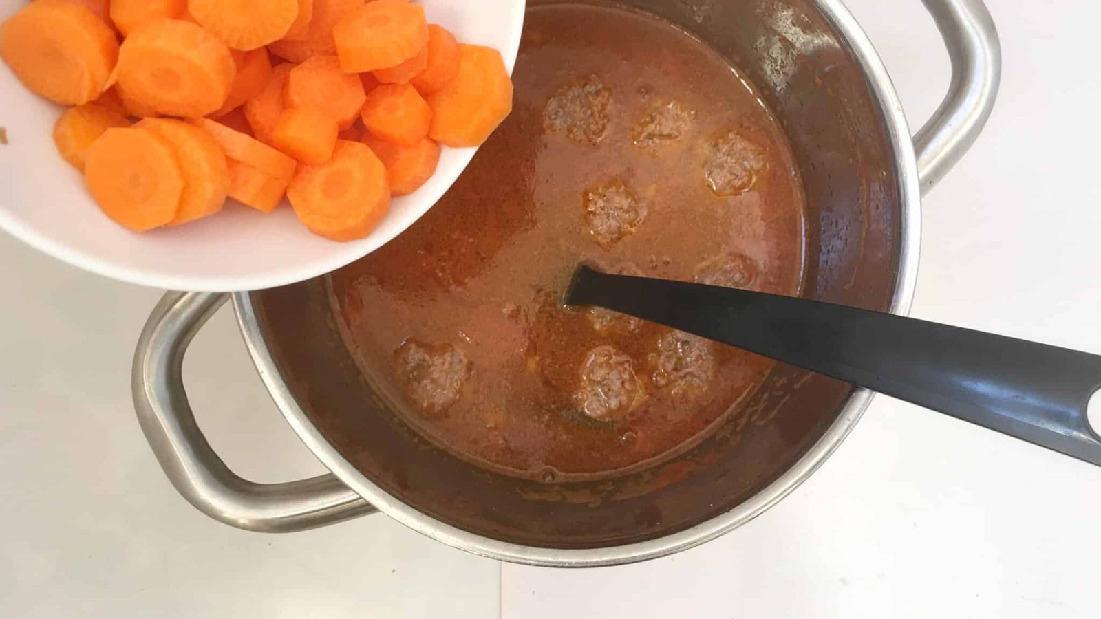 Delicious meatball soup: a quick and easy lunch soup with meatballs, pasta, carrots and fresh tomatoes! And ready in 30 minutes...