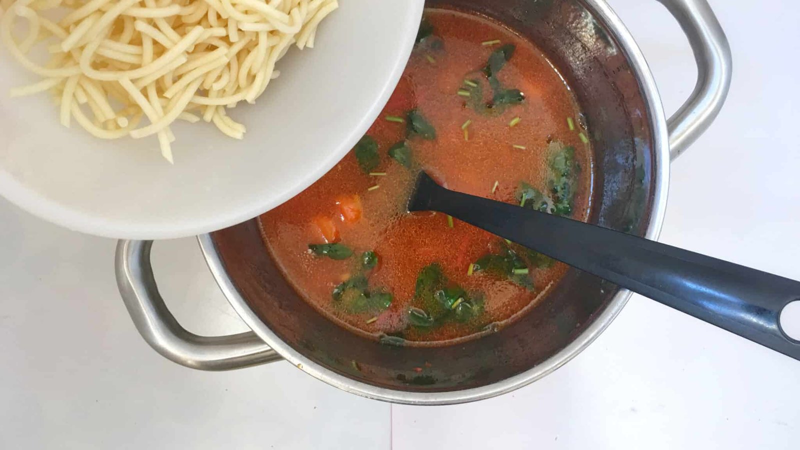 Delicious meatball soup: a quick and easy lunch soup with meatballs, pasta, carrots and fresh tomatoes! And ready in 30 minutes...