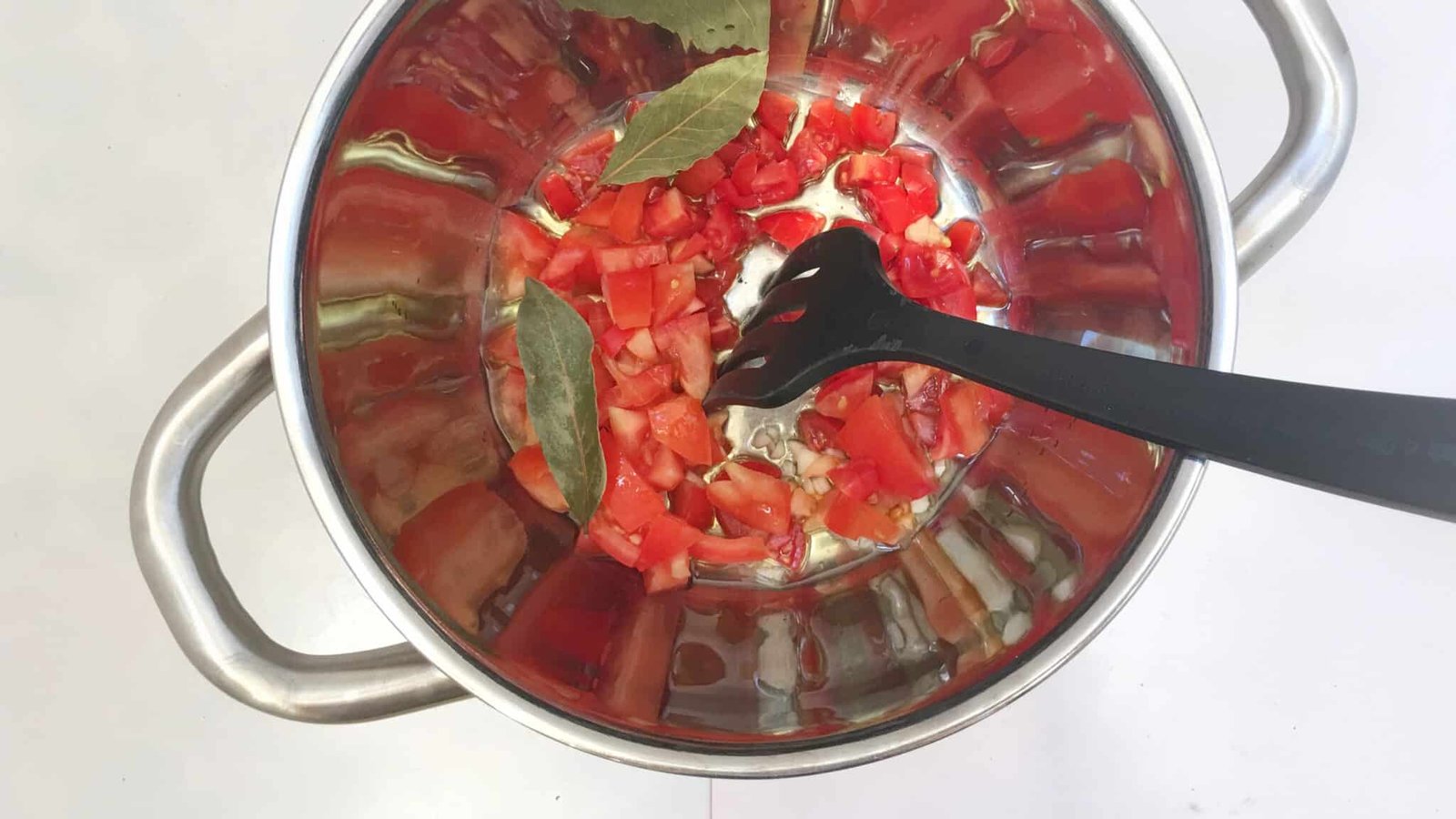 Delicious meatball soup: a quick and easy lunch soup with meatballs, pasta, carrots and fresh tomatoes! And ready in 30 minutes...