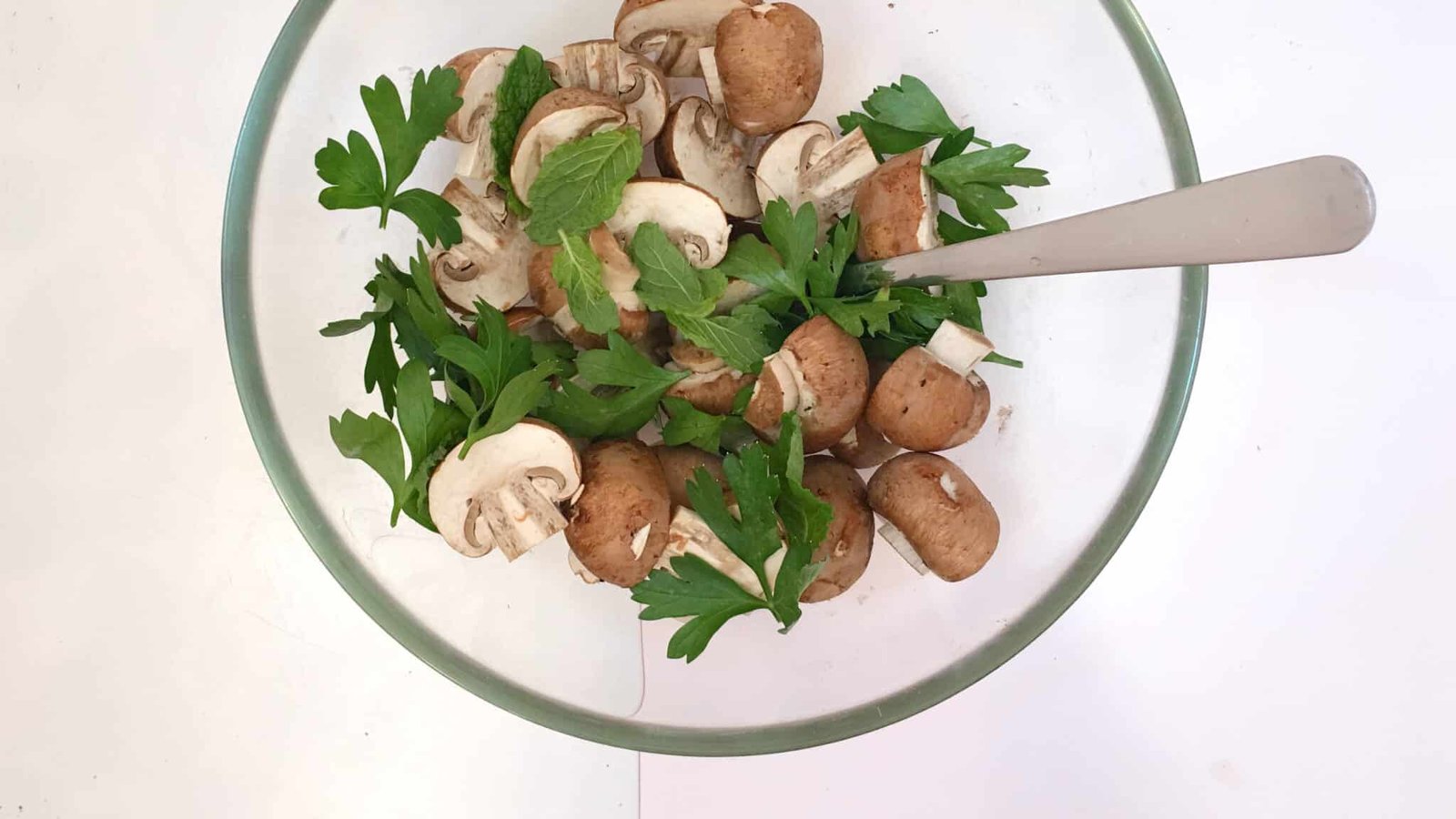 My raw mushroom salad recipe: an easy salad of raw mushrooms with a lemony olive oil dressing, fresh mint, pumpkin seeds and parmesan cheese!