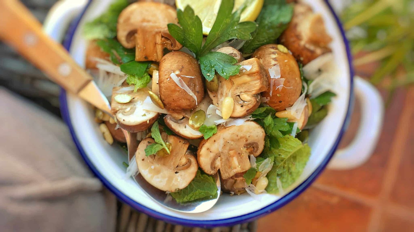 My raw mushroom salad recipe: an easy salad of raw mushrooms with a lemony olive oil dressing, fresh mint, pumpkin seeds and parmesan cheese!