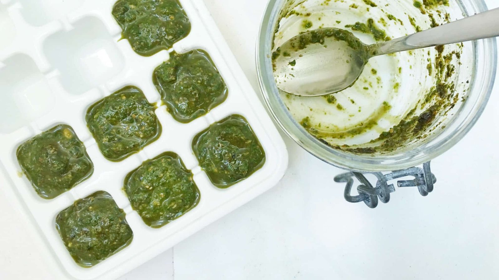 Too much fresh basil? Preserving basil is the answer so you can use it all year long! These little tricks are very easy to do...