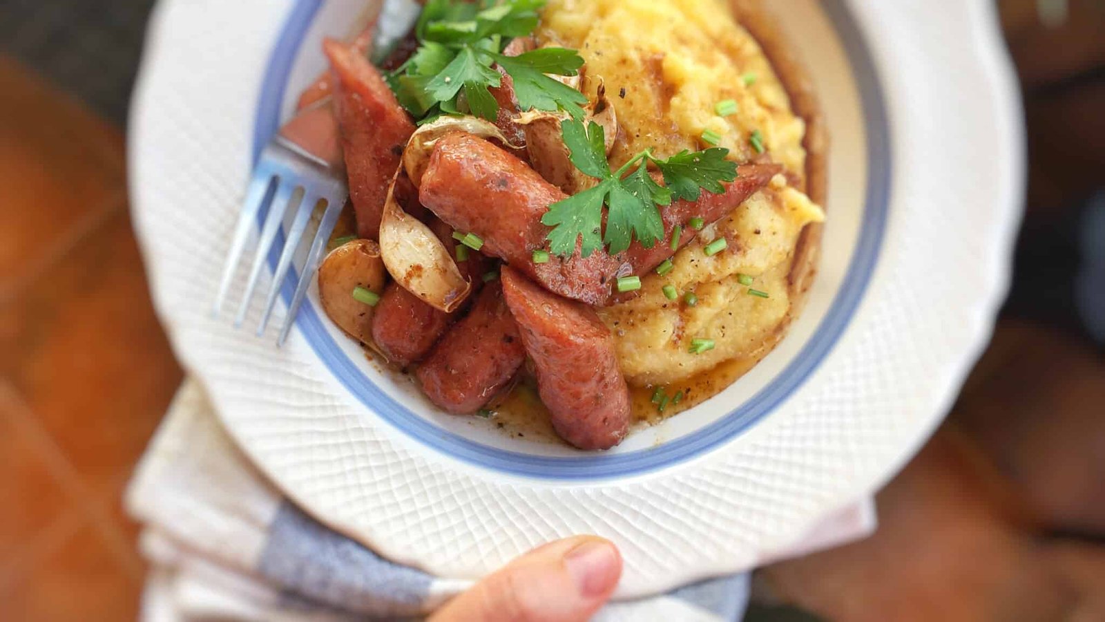 Delicious roasted sausage with soft garlic cloves and red wine... Served over buttery mashed potatoes or creamy polenta: flavor bomb!