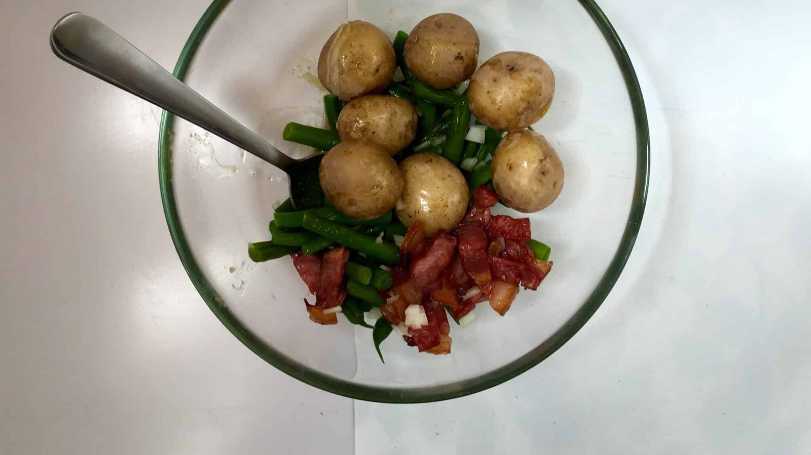 Crunchy bacon, tender green beans, cooked potatoes and hard-boiled eggs in a vinegar dressing... Enjoy this delicious salade Liegeoise salad, a Belgian classic!
