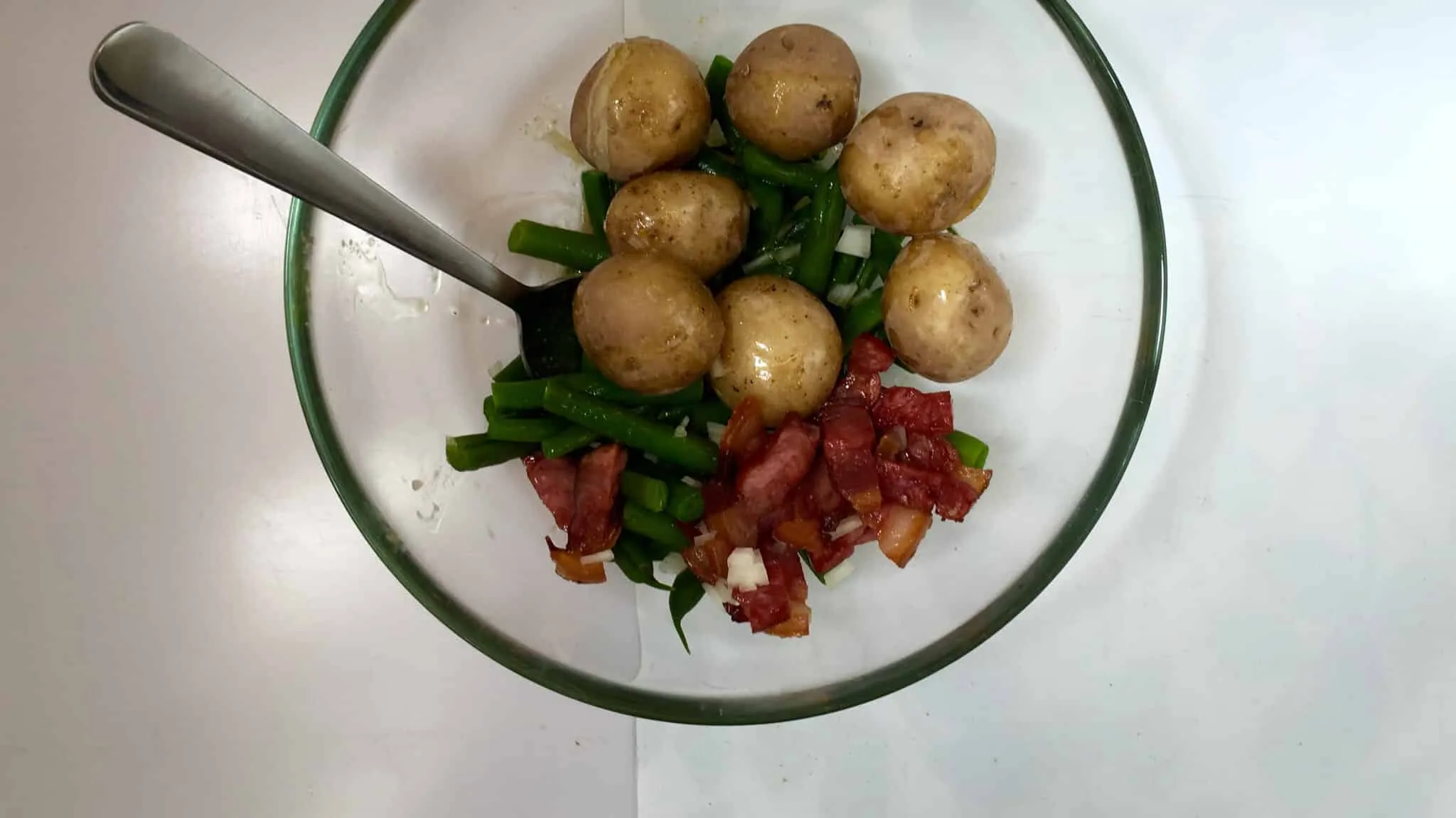 Crunchy bacon, tender green beans, cooked potatoes and hard-boiled eggs in a vinegar dressing... Enjoy this delicious salade Liegeoise salad, a Belgian classic!