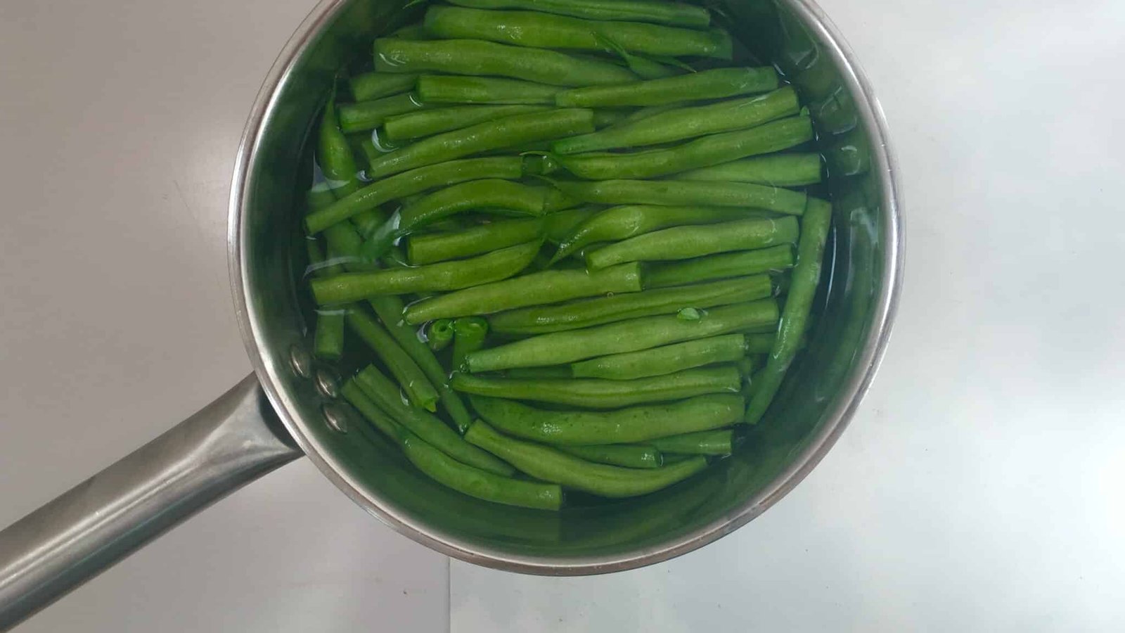Crunchy bacon, tender green beans, cooked potatoes and hard-boiled eggs in a vinegar dressing... Enjoy this delicious salade Liegeoise salad, a Belgian classic!