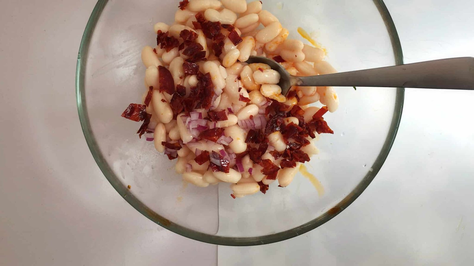 Here's a great Spanish summer recipe: chilled salt cod with white bean salad and bits of crunchy chorizo... In a pool of gazpacho soup! Super easy to prepare...