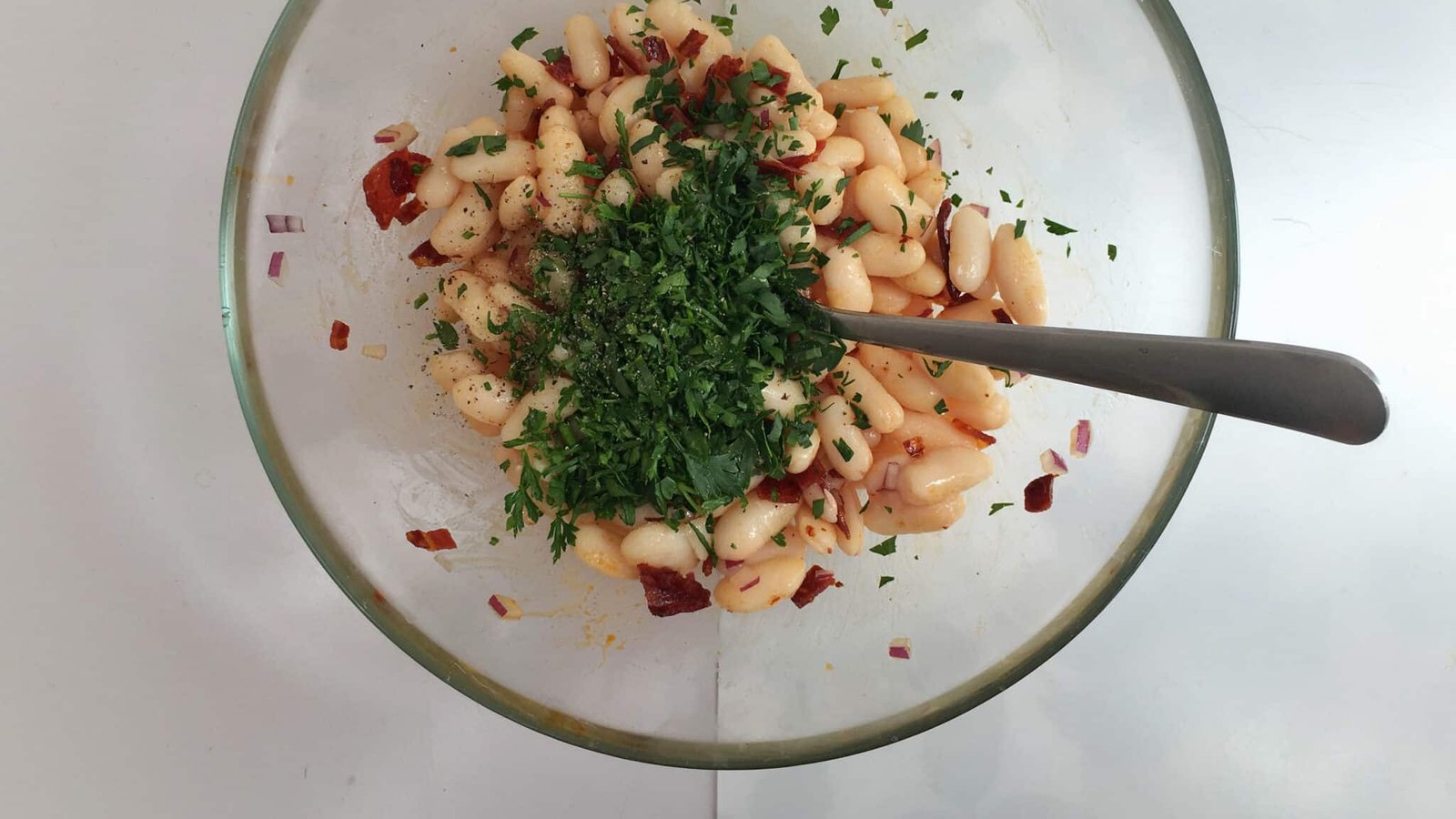 Here's a great Spanish summer recipe: chilled salt cod with white bean salad and bits of crunchy chorizo... In a pool of gazpacho soup! Super easy to prepare...
