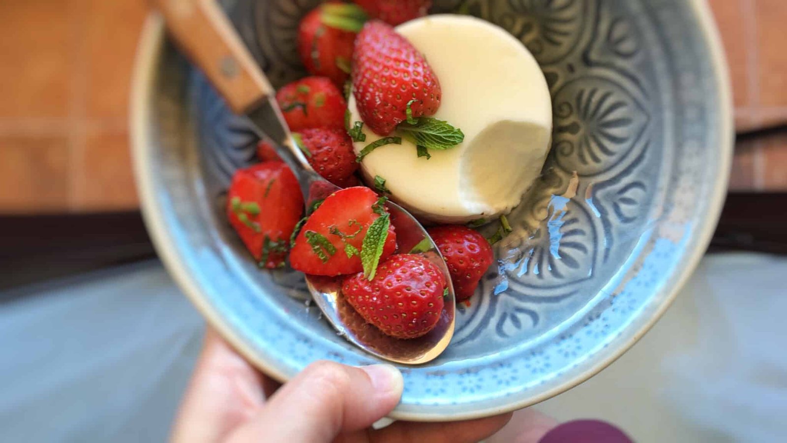 My homemade sour cream panna cotta recipe with strawberry salsa, a great summer treat! That’s the recipe I can always rely on!
