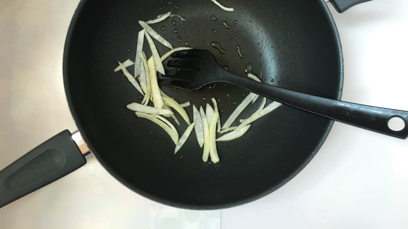 This is the easiest noodle recipe ever: stir fried Chinese soy sauce noodles with onion! Another great recipe I took home with me after visiting Hong Kong...