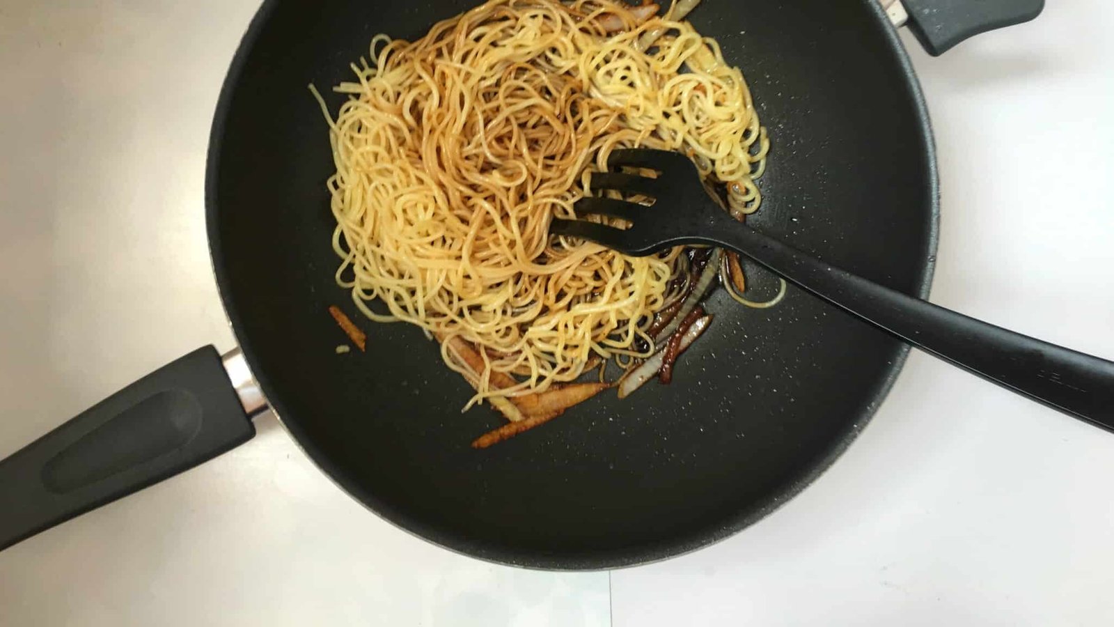 This is the easiest noodle recipe ever: stir fried Chinese soy sauce noodles with onion! Another great recipe I took home with me after visiting Hong Kong...