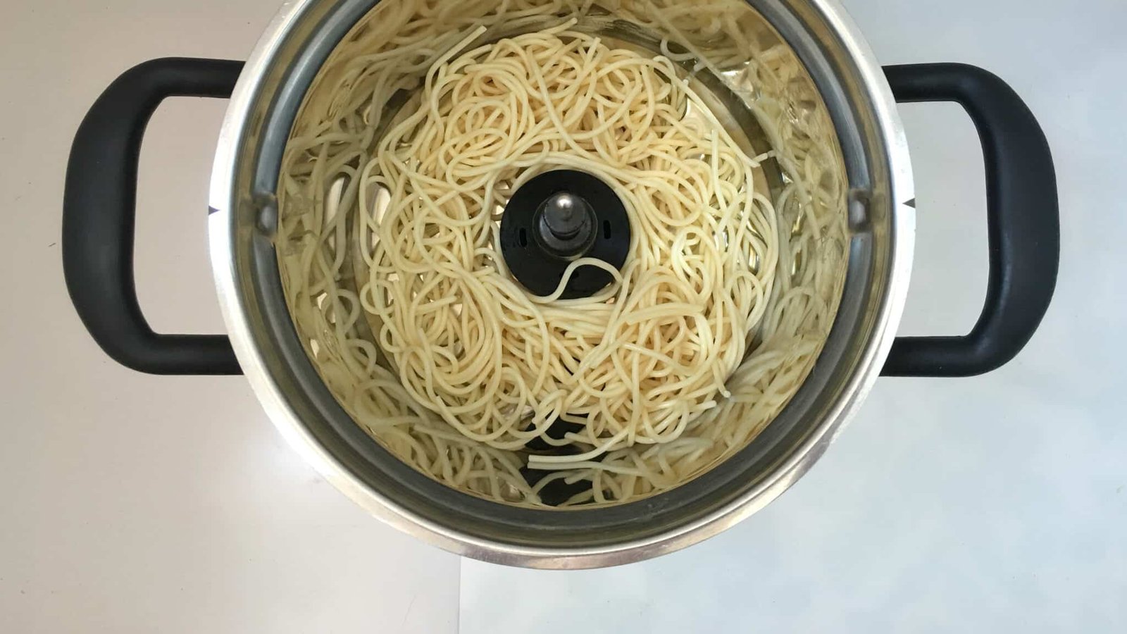 This is the easiest noodle recipe ever: stir fried Chinese soy sauce noodles with onion! Another great recipe I took home with me after visiting Hong Kong...