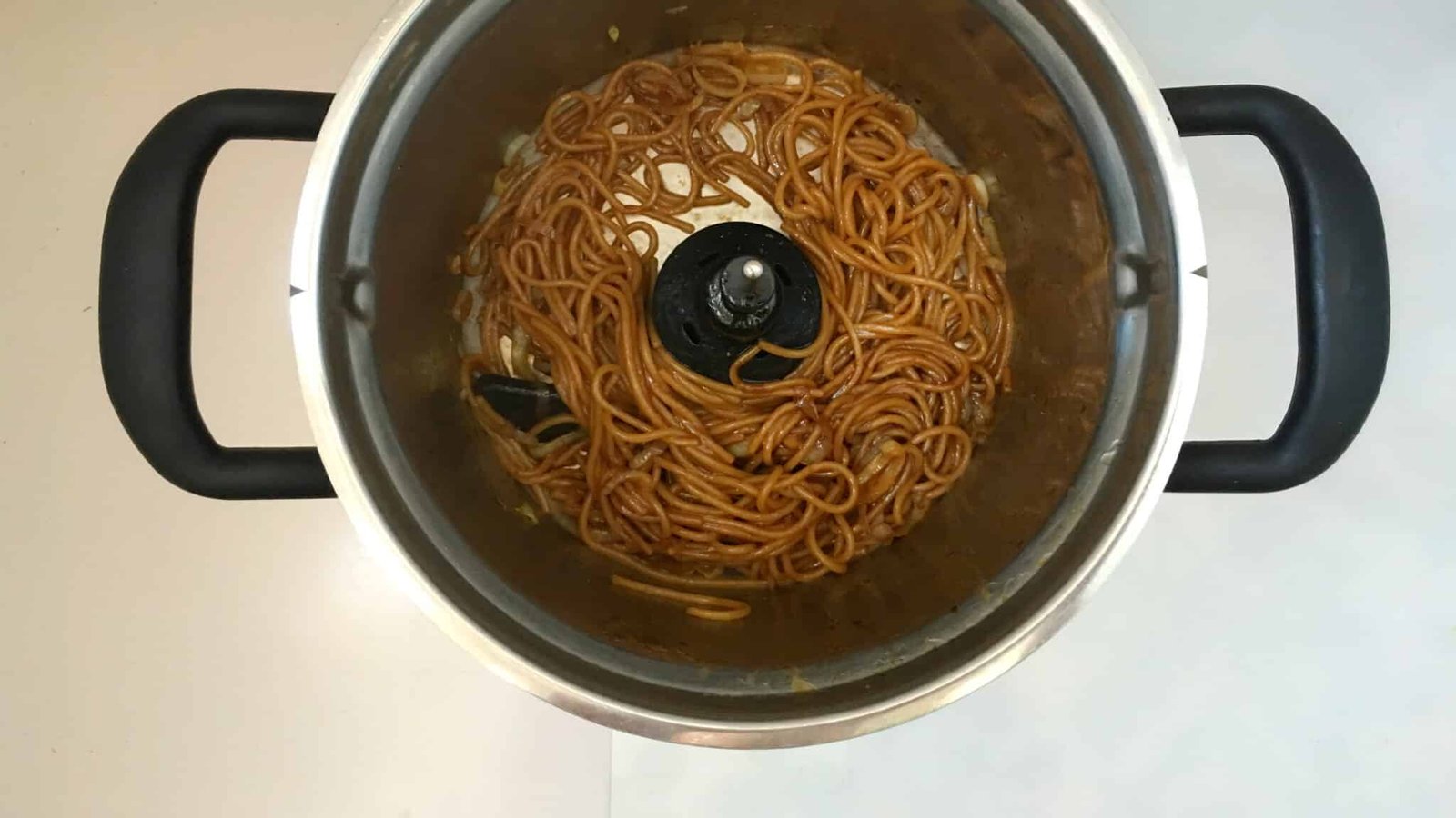 This is the easiest noodle recipe ever: stir fried Chinese soy sauce noodles with onion! Another great recipe I took home with me after visiting Hong Kong...