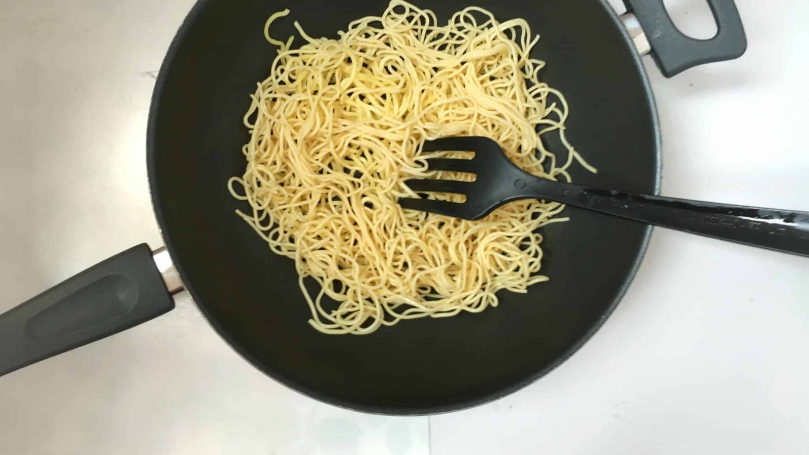 This is the easiest noodle recipe ever: stir fried Chinese soy sauce noodles with onion! Another great recipe I took home with me after visiting Hong Kong...