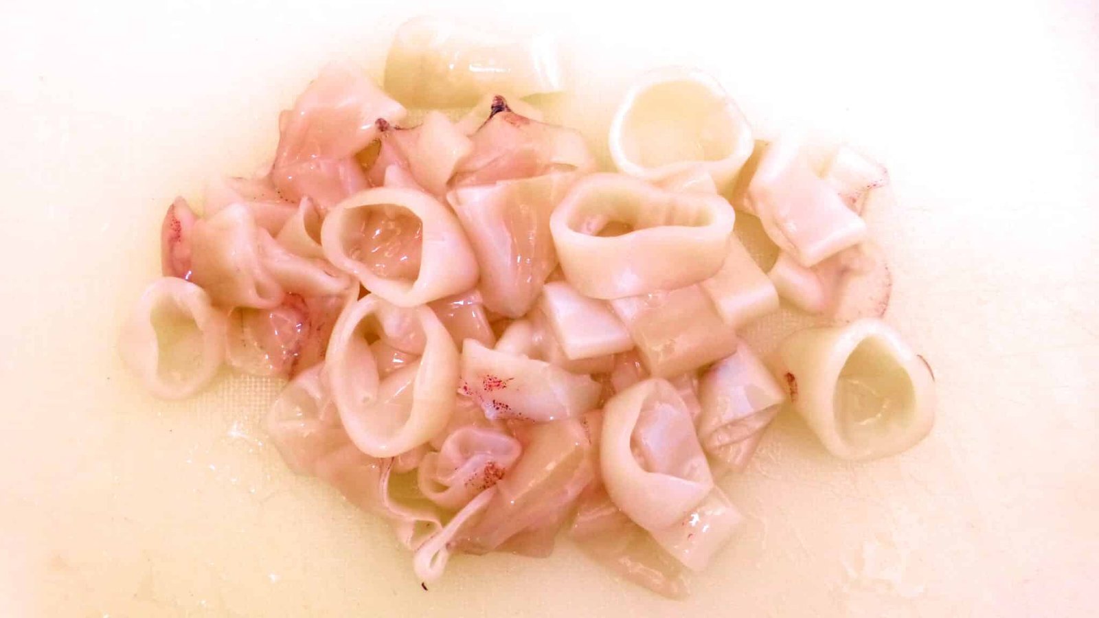 A fond food memory from Madrid: stir fried saffron squid with flat beans! Or in Spanish: judías con calamares... Surprising combo!