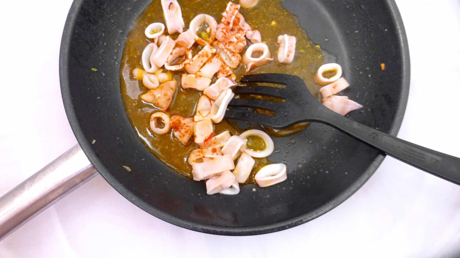 A fond food memory from Madrid: stir fried saffron squid with flat beans! Or in Spanish: judías con calamares... Surprising combo!