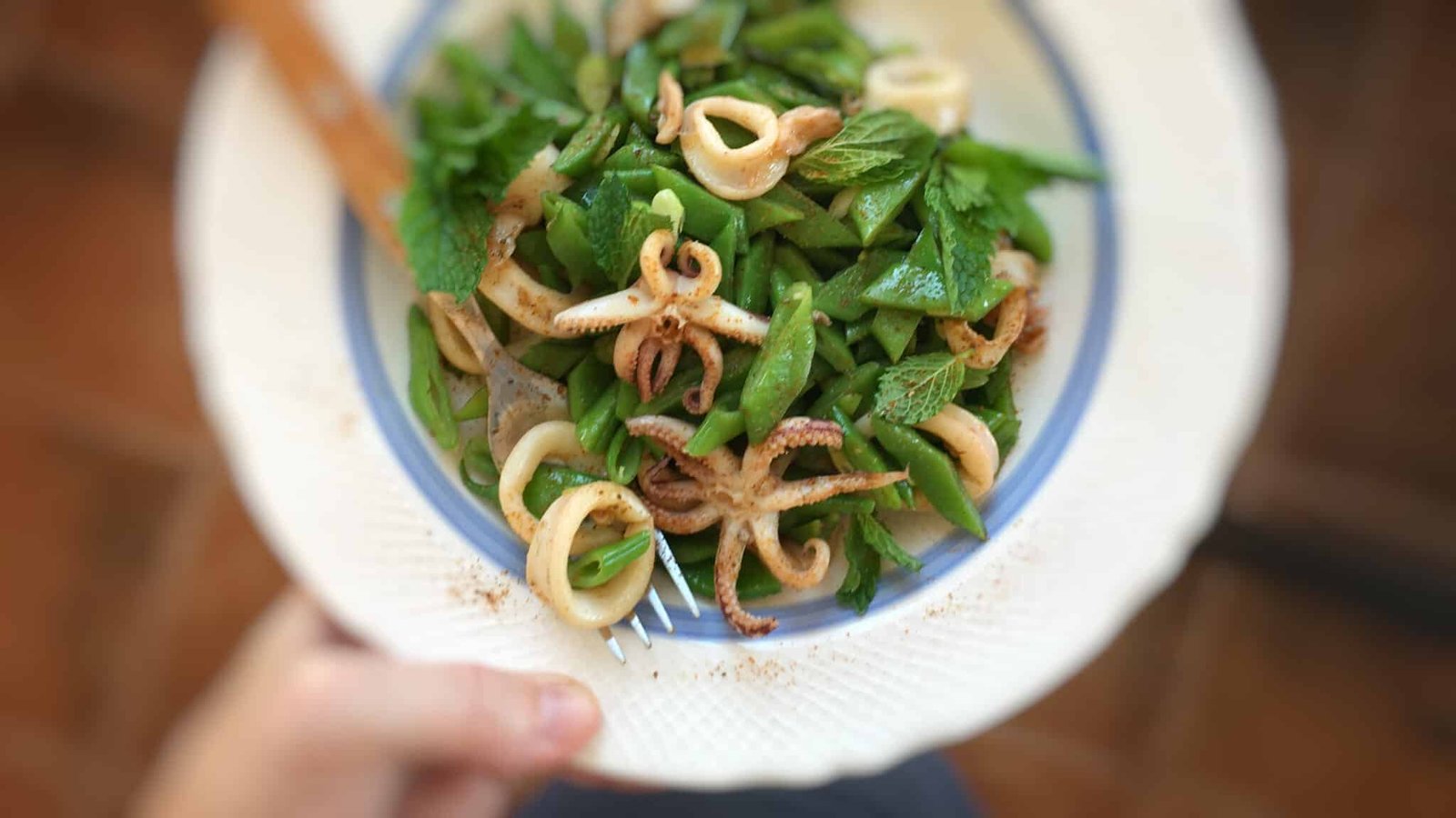A fond food memory from Madrid: stir fried saffron squid with flat beans! Or in Spanish: judías con calamares... Surprising combo!