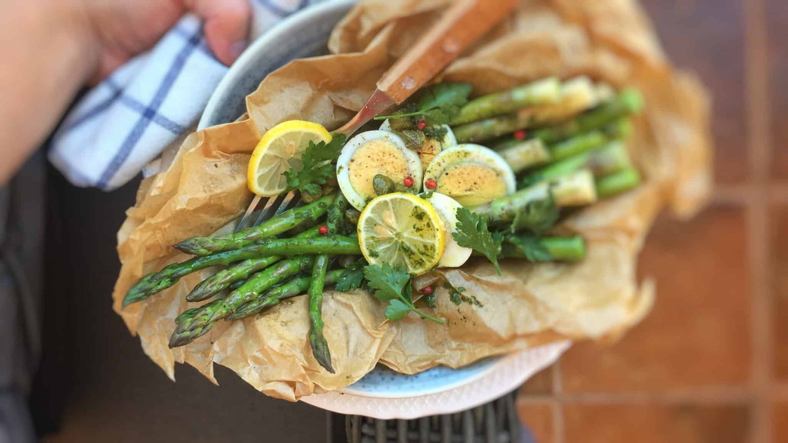 Summer lunch or vegetable side dish: these steamed asparagus look mouthwatering! Bet you will love this simple vegetable side dish...