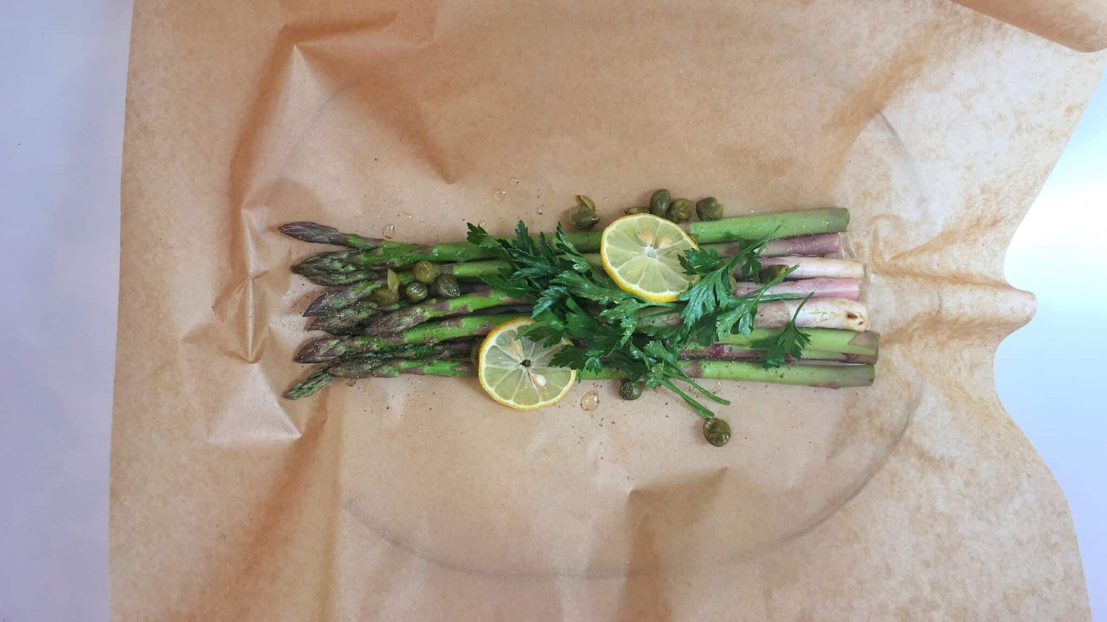 Summer lunch or vegetable side dish: these steamed asparagus look mouthwatering! Bet you will love this simple vegetable side dish...