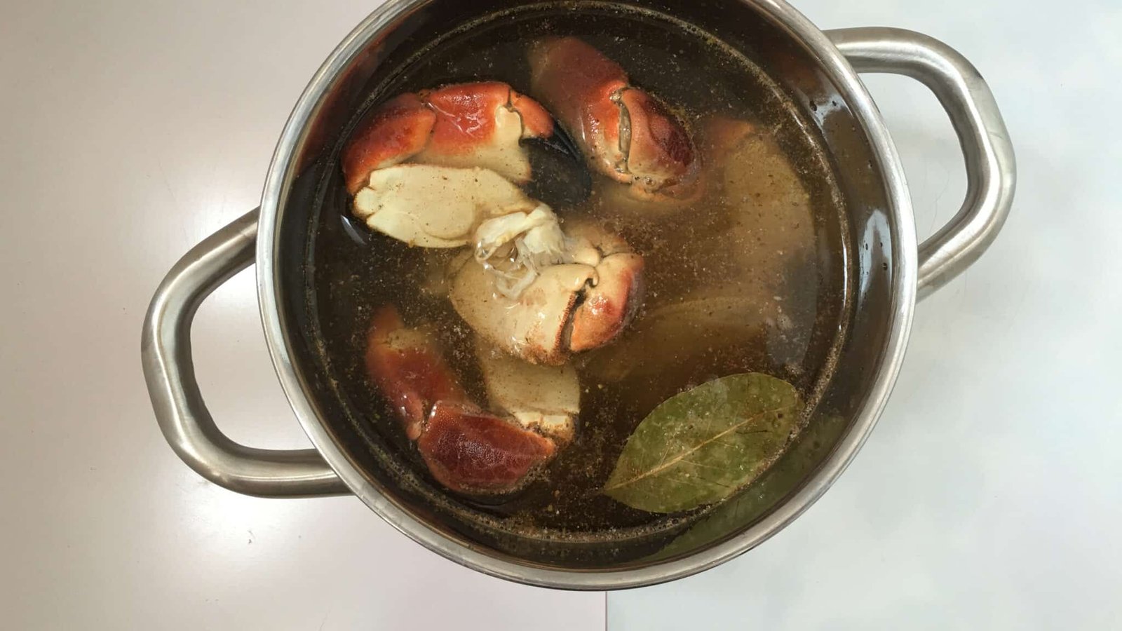 Look at these gorgeous plump stone crab claws in a buttery cilantro sauce, what a great seafood dinner! Can't get enough of this stuff...