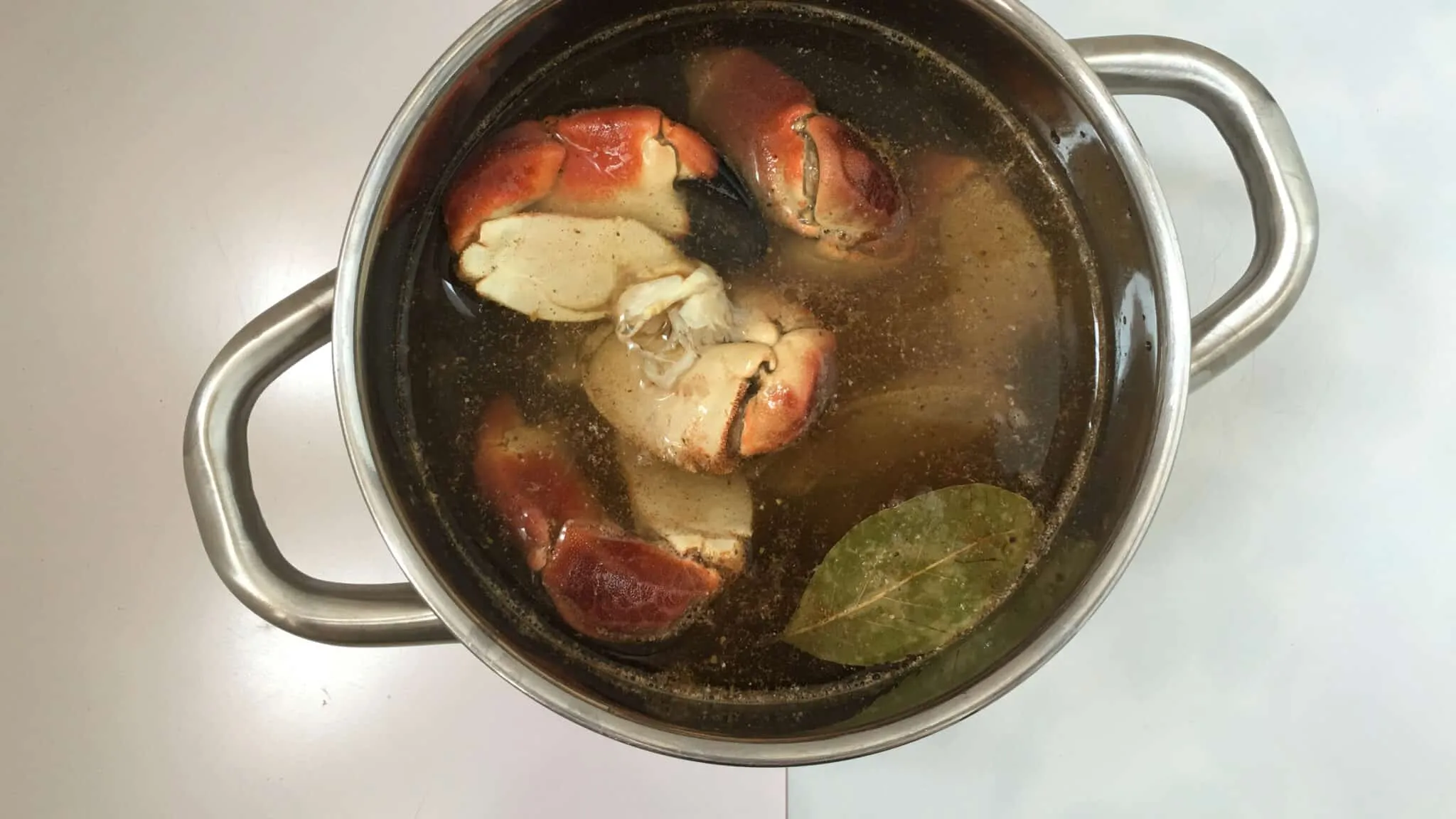 Look at these gorgeous plump stone crab claws in a buttery cilantro sauce, what a great seafood dinner! Can't get enough of this stuff...