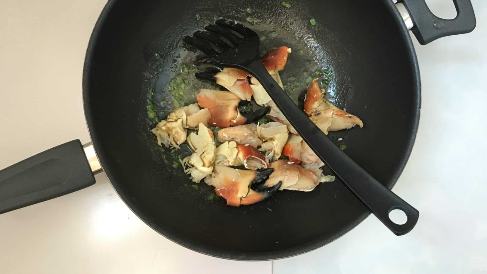 Look at these gorgeous plump stone crab claws in a buttery cilantro sauce, what a great seafood dinner! Can't get enough of this stuff...