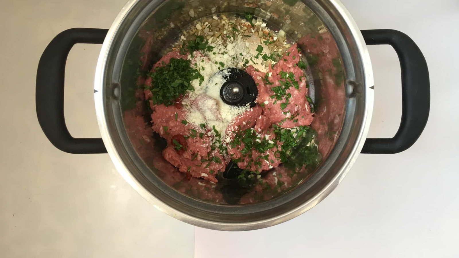 Here's my baked stuffed tomatoes recipe with minced beef, served with golden fries and a crisp green salad... A Belgian classic!