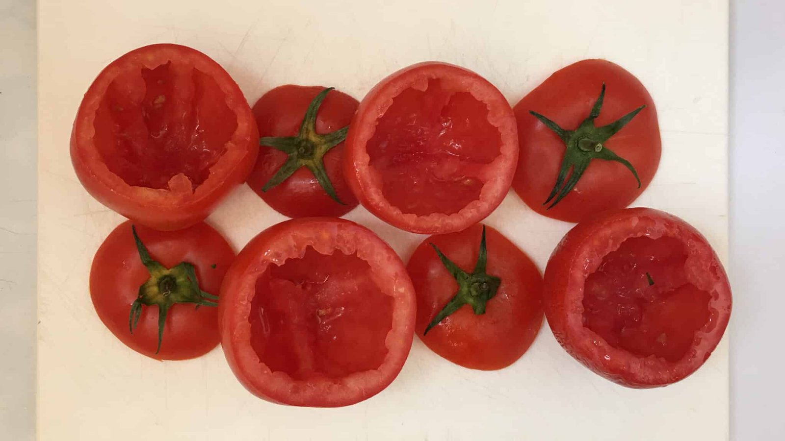 Here's my baked stuffed tomatoes recipe with minced beef, served with golden fries and a crisp green salad... A Belgian classic!