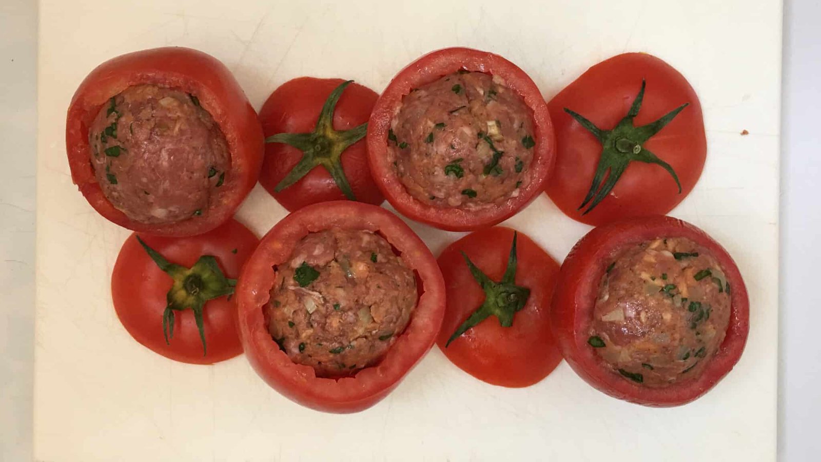 Here's my baked stuffed tomatoes recipe with minced beef, served with golden fries and a crisp green salad... A Belgian classic!