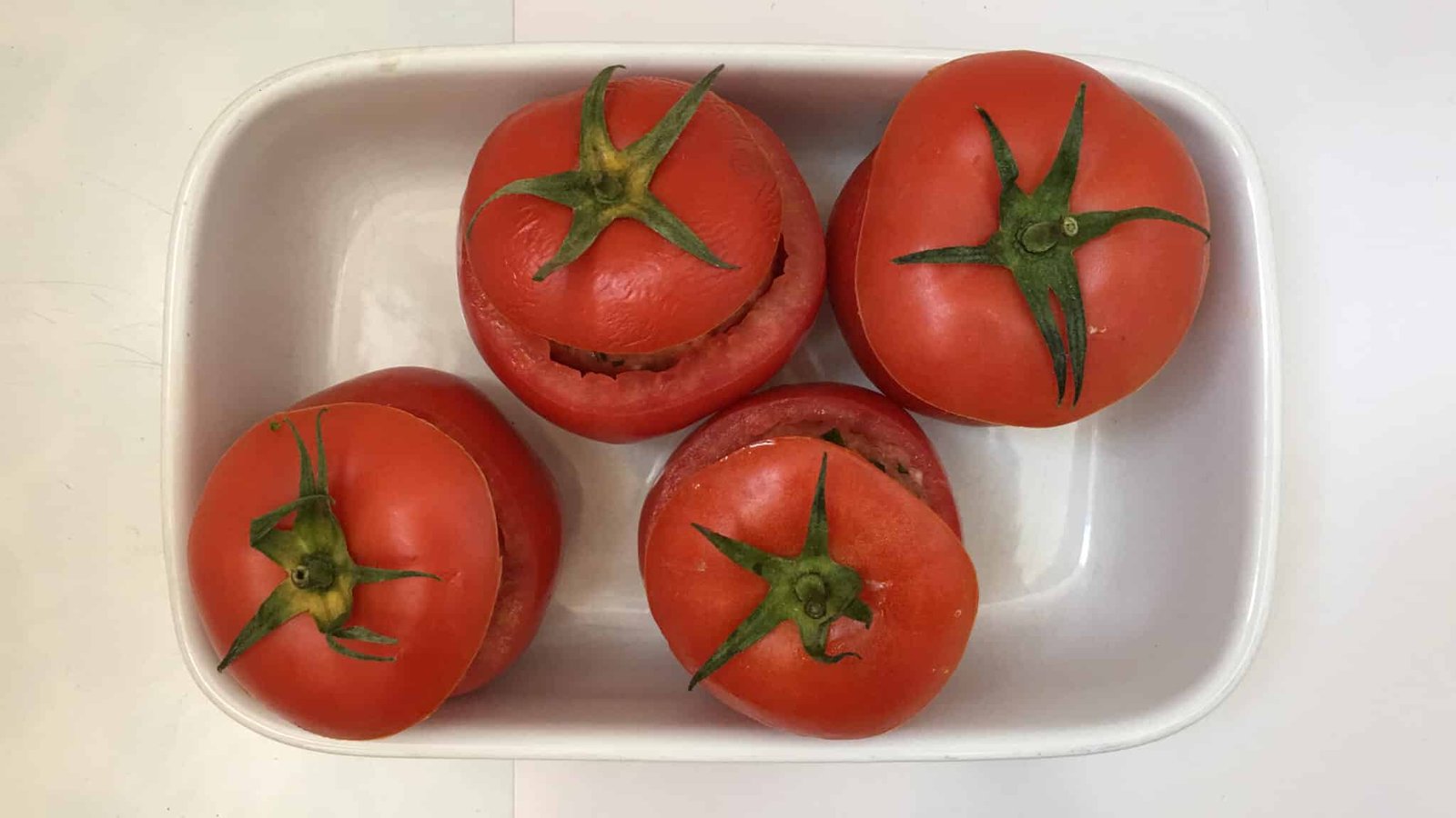 Here's my baked stuffed tomatoes recipe with minced beef, served with golden fries and a crisp green salad... A Belgian classic!