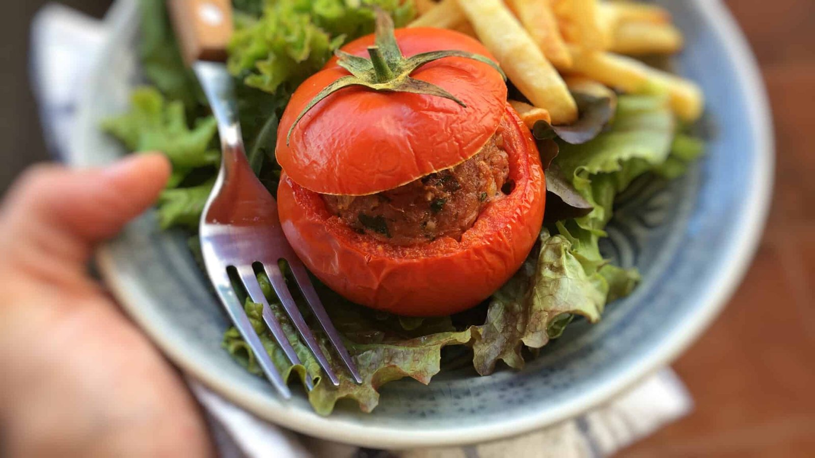Here's my baked stuffed tomatoes recipe with minced beef, served with golden fries and a crisp green salad... A Belgian classic!