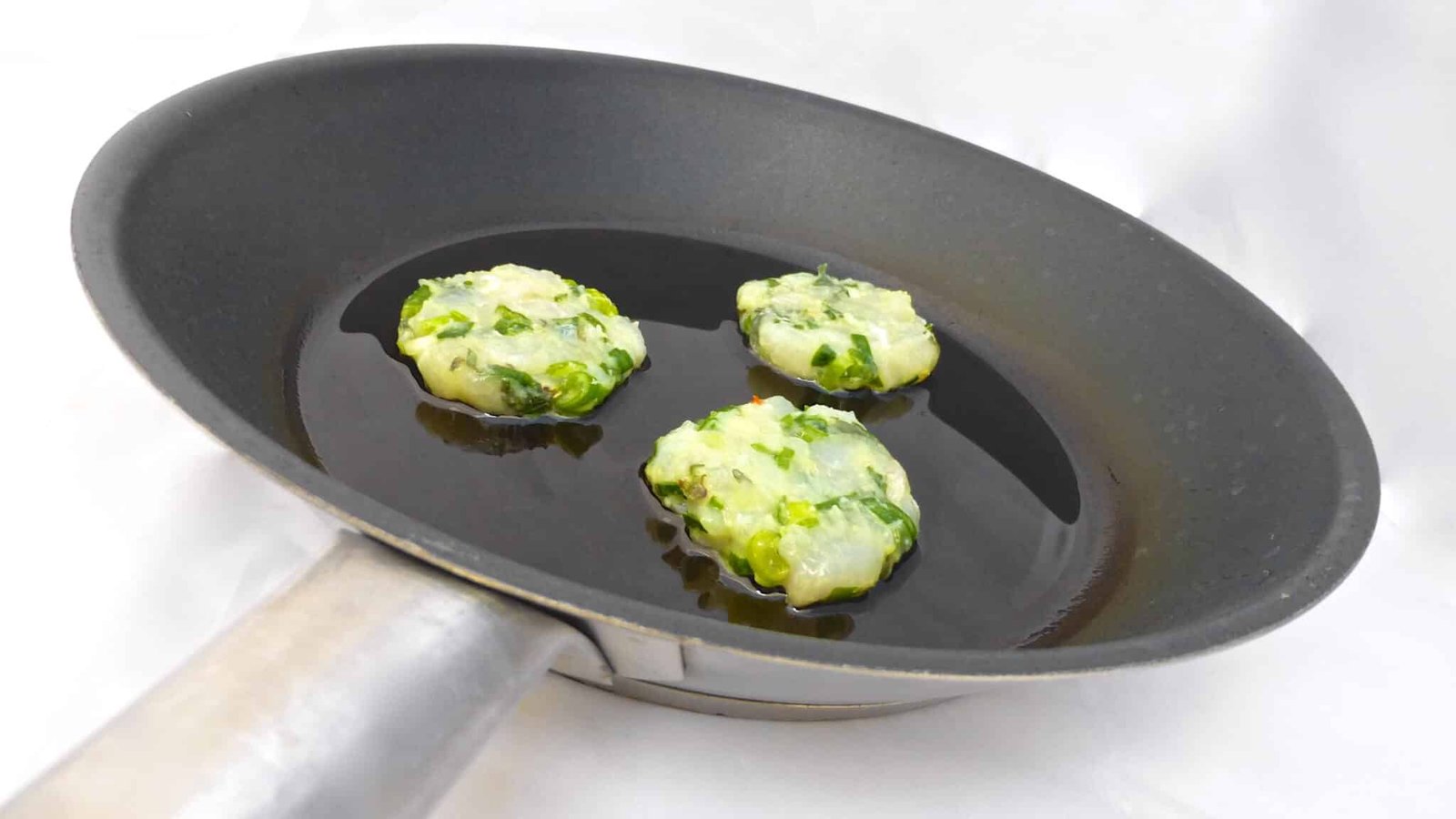 Spicy thai fish cakes, great appetizer or starter! I always serve the fish cakes with a delicious cucumber dipping sauce. It is really easy to make!