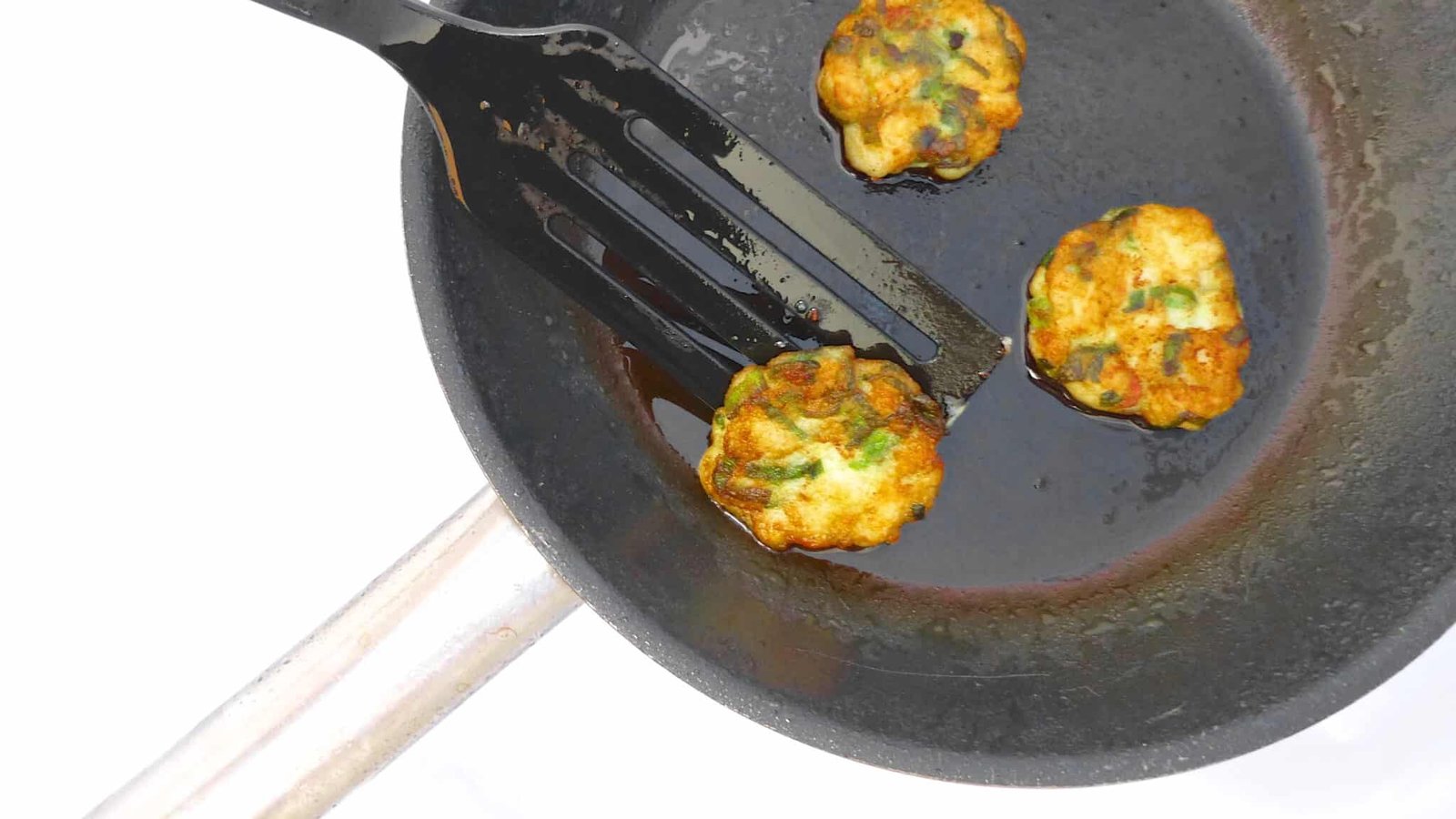 Spicy thai fish cakes, great appetizer or starter! I always serve the fish cakes with a delicious cucumber dipping sauce. It is really easy to make!