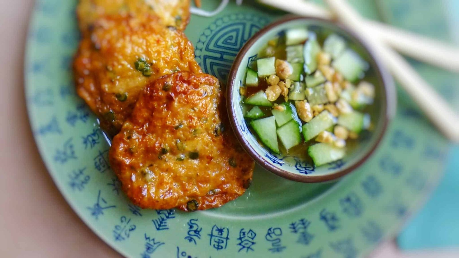 Spicy thai fish cakes, great appetizer or starter! I always serve the fish cakes with a delicious cucumber dipping sauce. It is really easy to make!