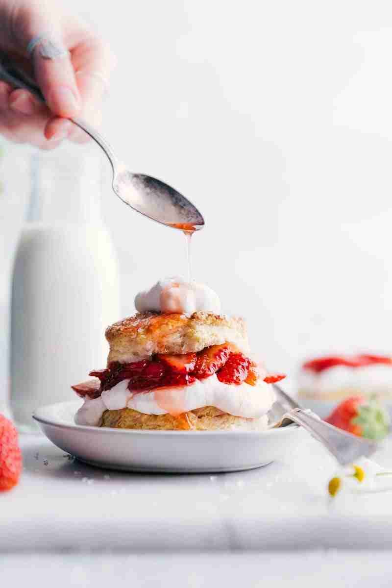 Are you fond of strawberries? Then stop right there! Check out these 20 lush recipes for strawberry cake, let the baking begin!