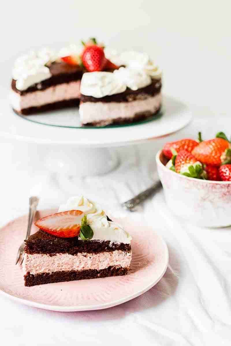 Are you fond of strawberries? Then stop right there! Check out these 20 lush recipes for strawberry cake, let the baking begin!