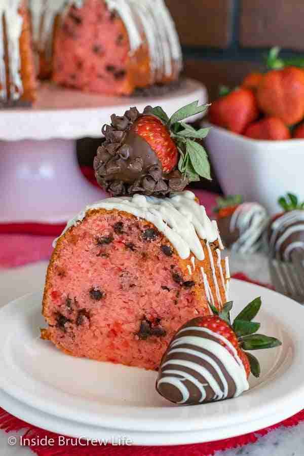 Are you fond of strawberries? Then stop right there! Check out these 20 lush recipes for strawberry cake, let the baking begin!