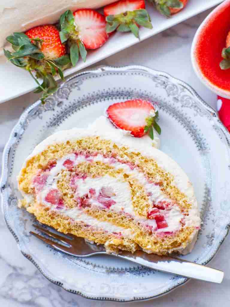 Are you fond of strawberries? Then stop right there! Check out these 20 lush recipes for strawberry cake, let the baking begin!