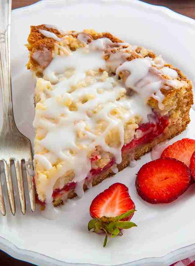 Are you fond of strawberries? Then stop right there! Check out these 20 lush recipes for strawberry cake, let the baking begin!