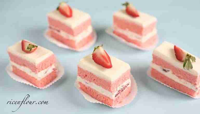 Are you fond of strawberries? Then stop right there! Check out these 20 lush recipes for strawberry cake, let the baking begin!