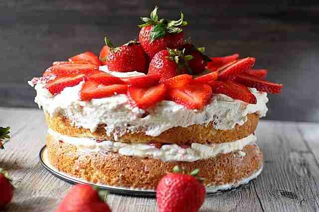 Are you fond of strawberries? Then stop right there! Check out these 20 lush recipes for strawberry cake, let the baking begin!