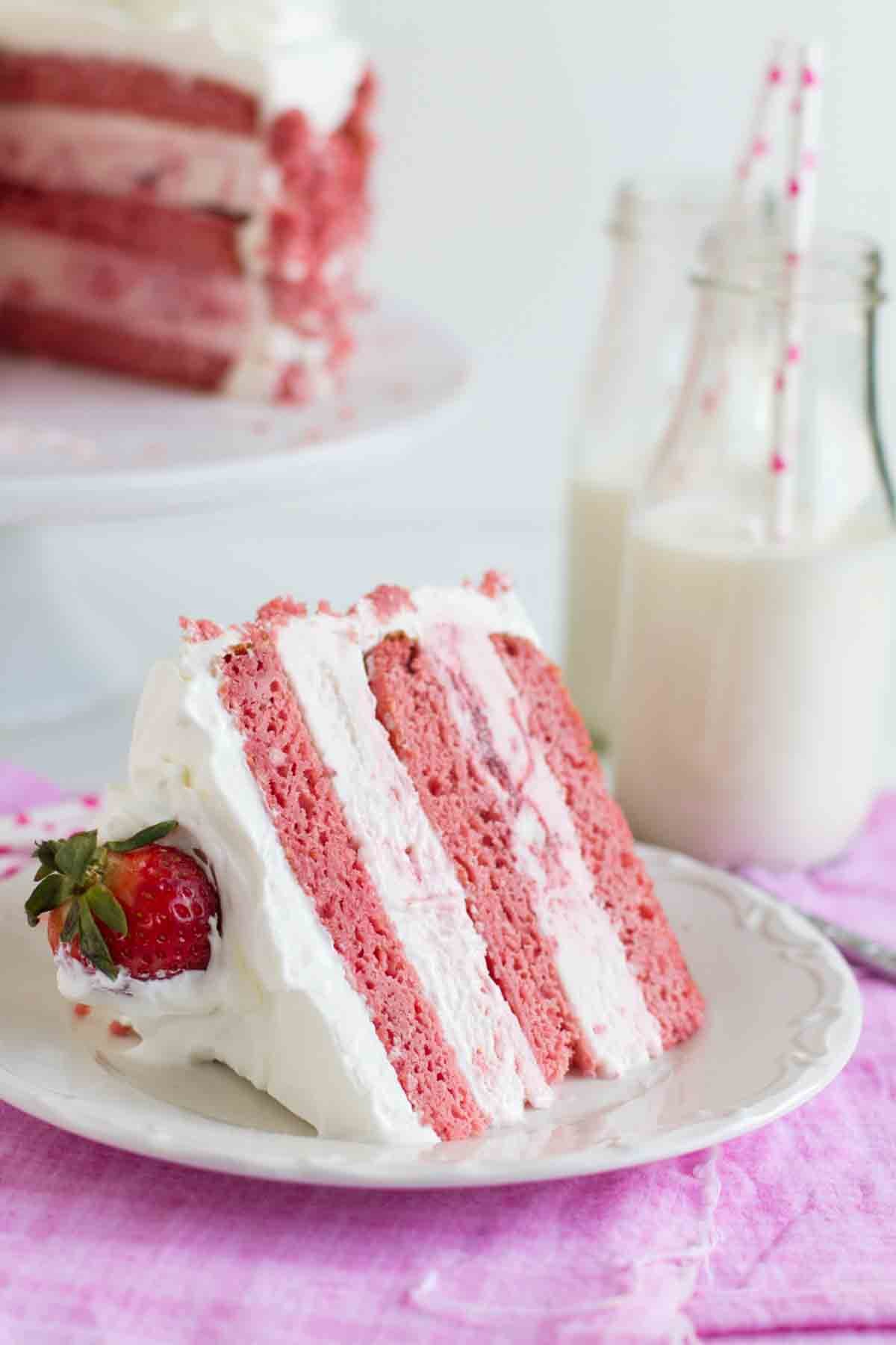 Are you fond of strawberries? Then stop right there! Check out these 20 lush recipes for strawberry cake, let the baking begin!
