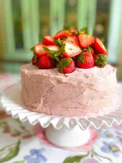 Are you fond of strawberries? Then stop right there! Check out these 20 lush recipes for strawberry cake, let the baking begin!